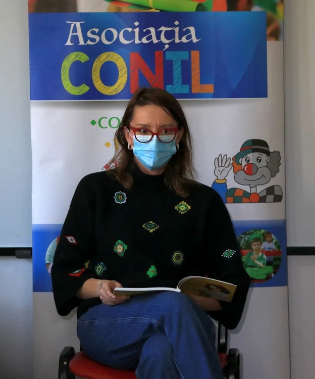 Ana Maria Popescu Brânză le citește copiilor (FOTO: Marian Burlacu)