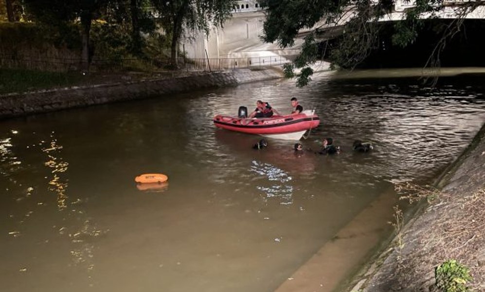 Un bărbat s-a aruncat în râul Bega și nu a mai revenit la suprafață. Este căutat cu scafandri