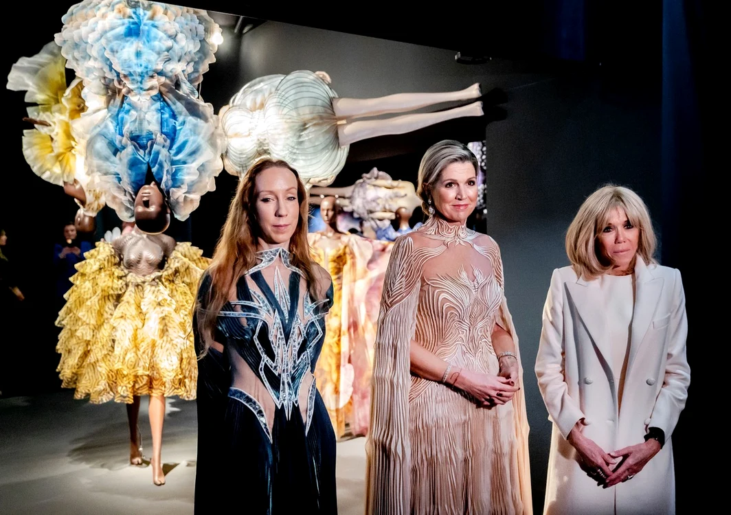 Alături de Iris van Herpen, la expoziția de la Musée des Arts Decoratifs din Paris. FOTO: Profimedia