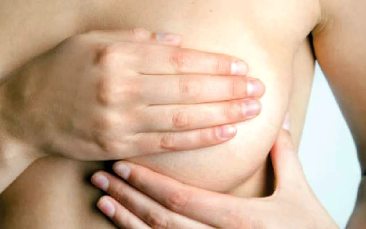 Cel mai potrivit moment pentru autopalparea sânilor este la câteva zile după terminarea ciclului menstrual, când sânii nu mai sunt tensionaţi.