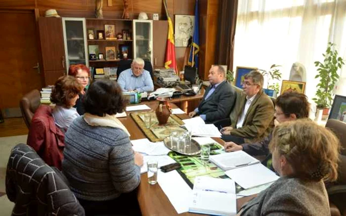 Sindicalisti din invatamant discuta cu prefectul    Foto: Institutia Prefectului Maramures