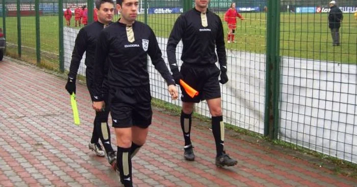Cătălin Găman (prim-plan), pregătit să arbitreze un nou meci