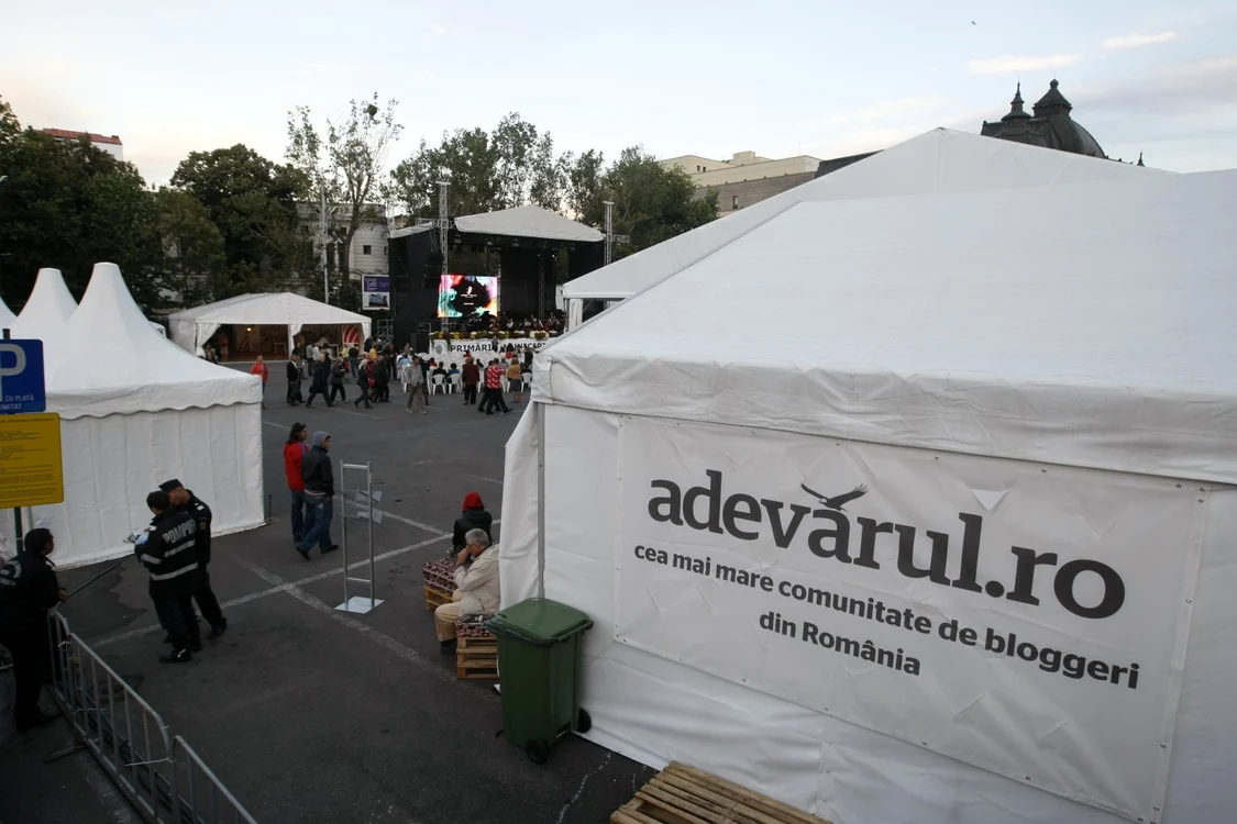 Cortul Adevărul din Piaţa Festivalului FOTO: David Muntean