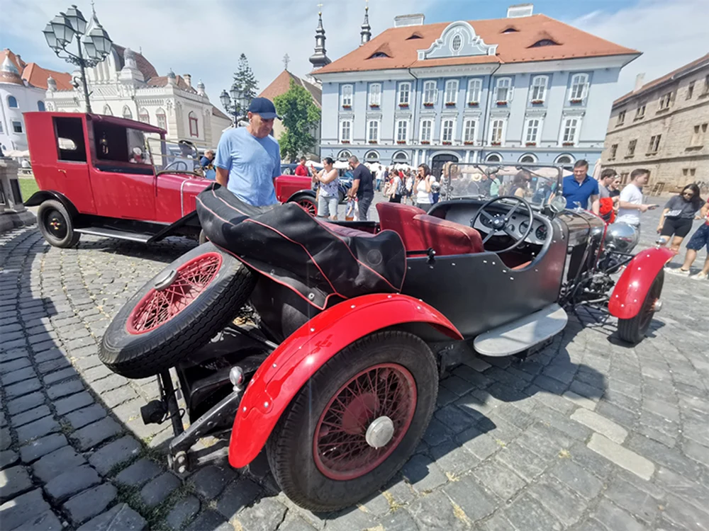 Decapotabila a stârnit admiraţia timişorenilor. Foto: adevarul.ro