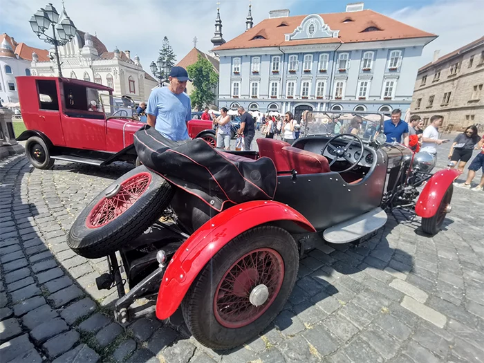 Decapotabila a stârnit admiraţia timişorenilor. Foto: adevarul.ro
