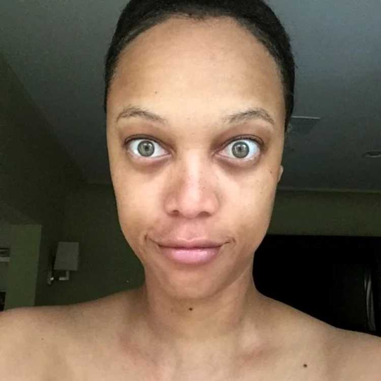 Tyra Banks arată superb chiar şi fără machiaj. Modelul are o piele frumoasă chiar dacă este trecută de 40 de ani.