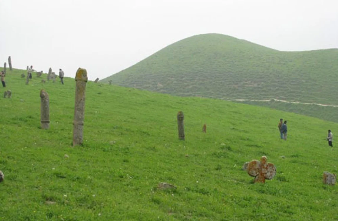Se presupune că acesta e cimitirul practicanţilor cultului falusului