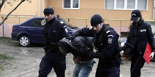 Doi tineri au fost arestati pentru ca au lovit un elev si i-au furat un telefon de 2.100 lei (Foto arhiva)