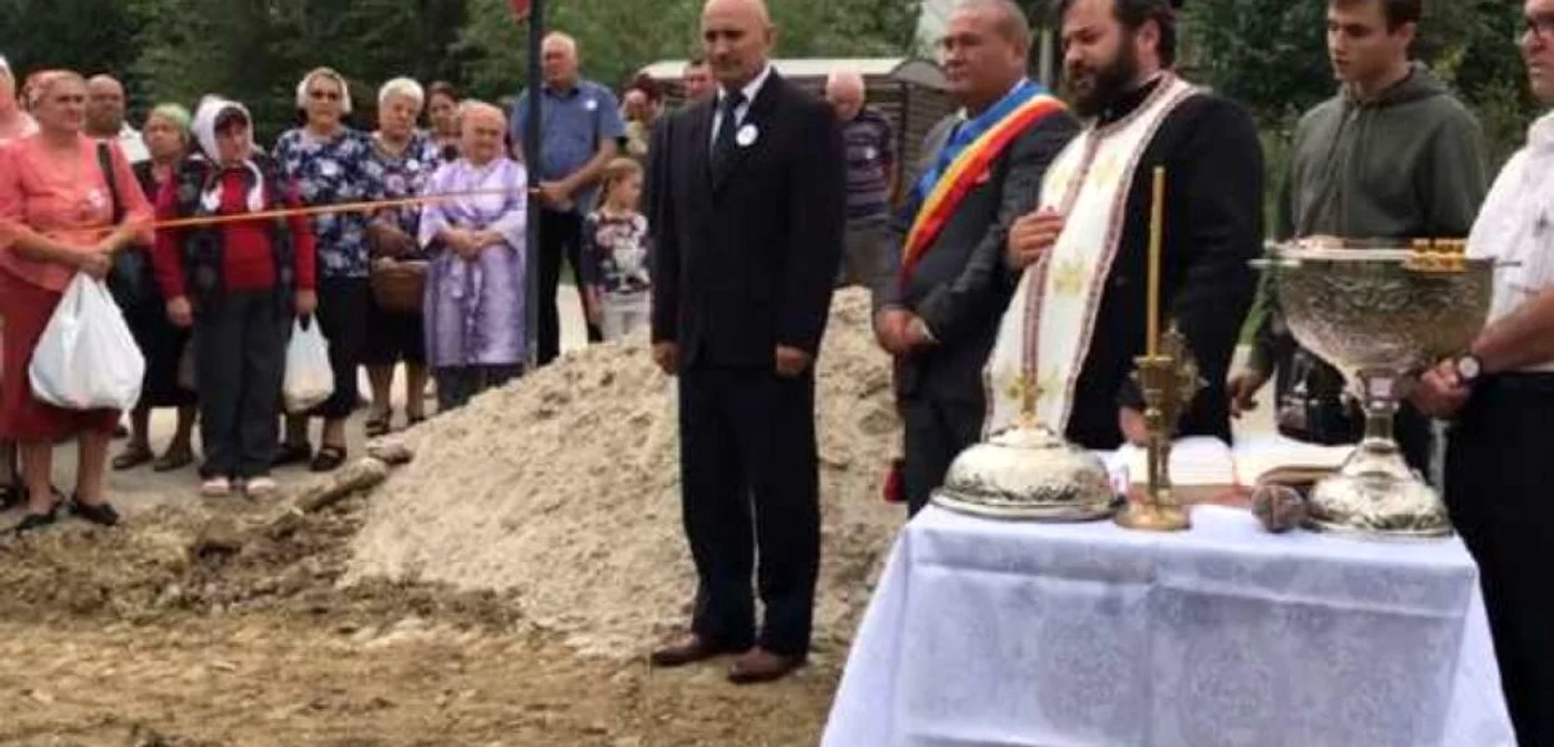 Primarul din Tomeşti a devenit celebru în România după ce a sfinţit o ţeavă de gaz