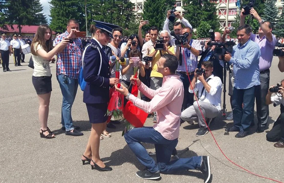 Cei doi logodnici au primit un cadou surpriză de la ministrul Carmen Dan  FOTO Diana Frîncu