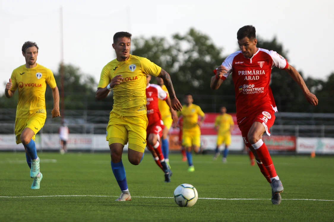 
    Condusă la pauză (0-1) de Petrolul, UTA a izbutit să egaleze în partea a doua a meciului de la AradFoto: sportpictures.eu  