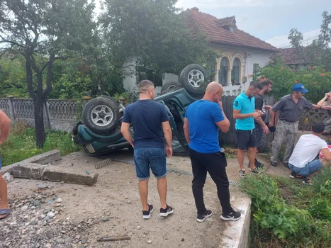 Victimele dintr-un autoturism răsturnat ajutate de sportivii ISU Vâlcea care se îndreptau spre o competiţie Foto ISU Vâlcea