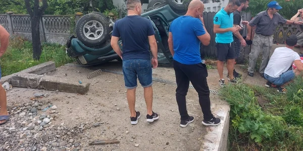 Victimele dintr-un autoturism răsturnat ajutate de sportivii ISU Vâlcea care se îndreptau spre o competiţie Foto ISU Vâlcea