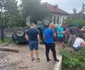 Victimele dintr-un autoturism răsturnat ajutate de sportivii ISU Vâlcea care se îndreptau spre o competiţie Foto ISU Vâlcea