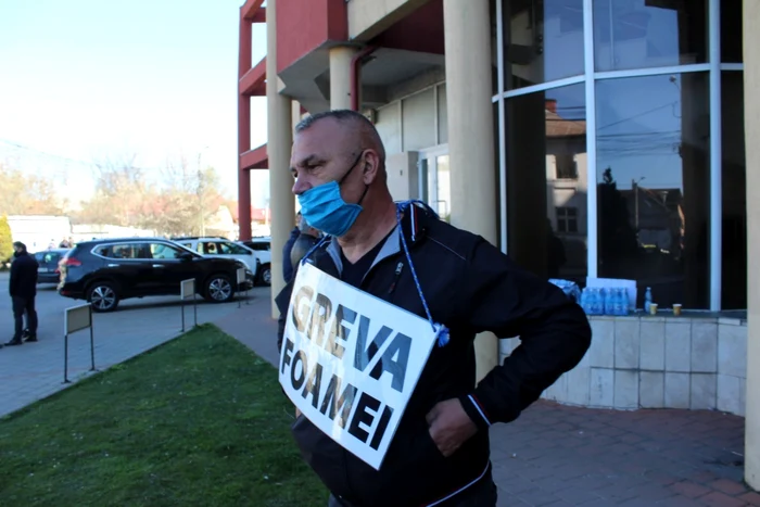 Gabriel Căldăruşe, lider de sindicat, se află în greva foamei                                    FOTO: Alin Ion