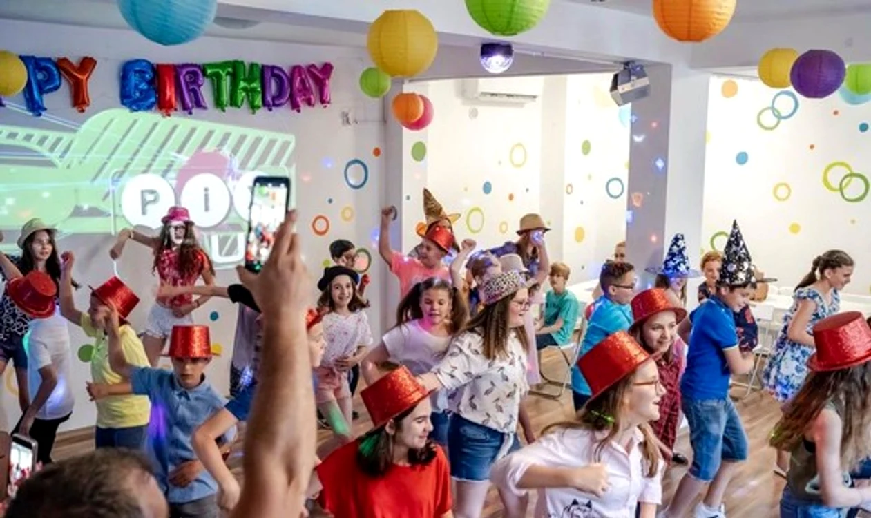 
    La Pix Club se dau cele mai tari petreceri pentru copii  