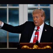 trump tinand in mana arcul de triumf ce urmeaza sa fie construit in washington foto x  (1) png