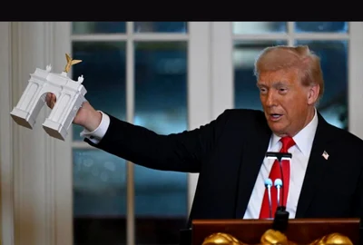 trump tinand in mana arcul de triumf ce urmeaza sa fie construit in washington foto x (1) png