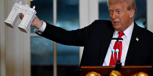 trump tinand in mana arcul de triumf ce urmeaza sa fie construit in washington foto x  (1) png