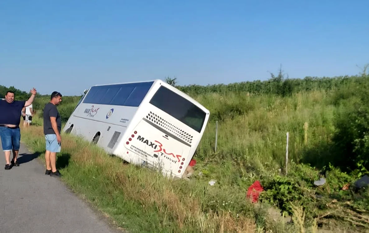 Un autocar s-a răsturnat pe autostrada A2