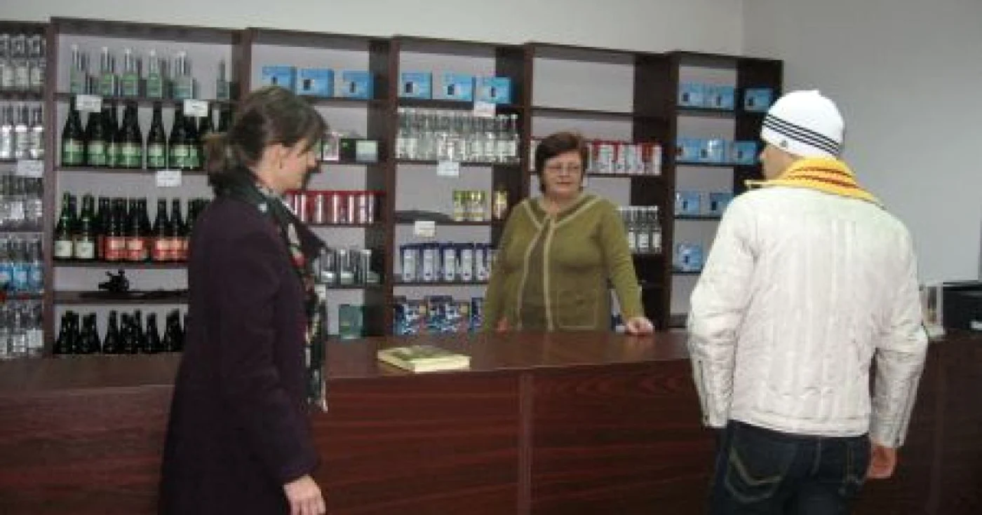 Zeci de sibieni trec zilnic pragul magazinului