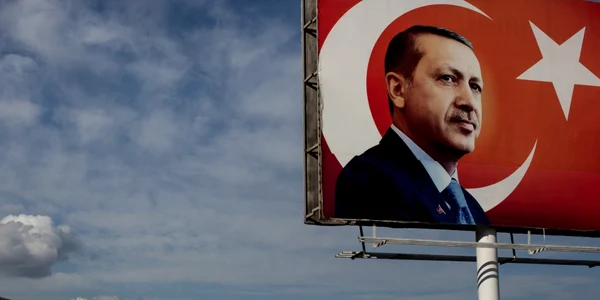 Un panou de campanie cu portretul preşedintelui turc Recep Tayyip Erdogan e fotografiat în Rize Turcia FOTO Guliver / Getty Images / Chris McGrath