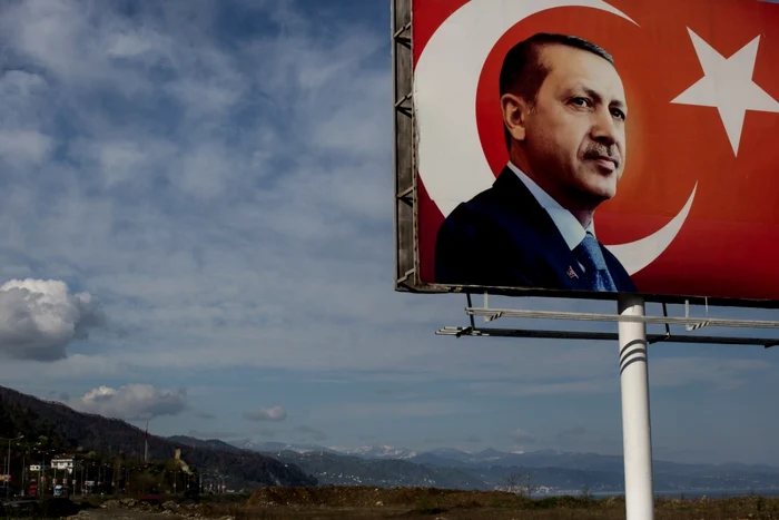 Un panou de campanie cu portretul preşedintelui turc Recep Tayyip Erdogan e fotografiat în Rize Turcia FOTO Guliver / Getty Images / Chris McGrath