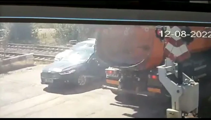 Zeci de şoferi au forţat bariera în zona Petricani, deşi semnalul roşu era pus în funcţiune FOTO Captură video