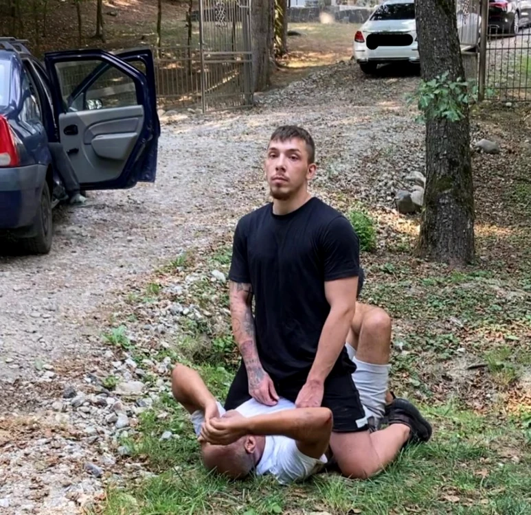 Mihai Zmărăndescu l-a imobilizat pe George Ungureanu. Foto Instagram Mihai Zmărăndescu