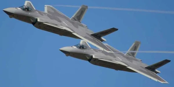 Avionul Chengdu J-20 zburand la Airshow China 2018 FOTO Francois Brevot/ aerobuzz.fr