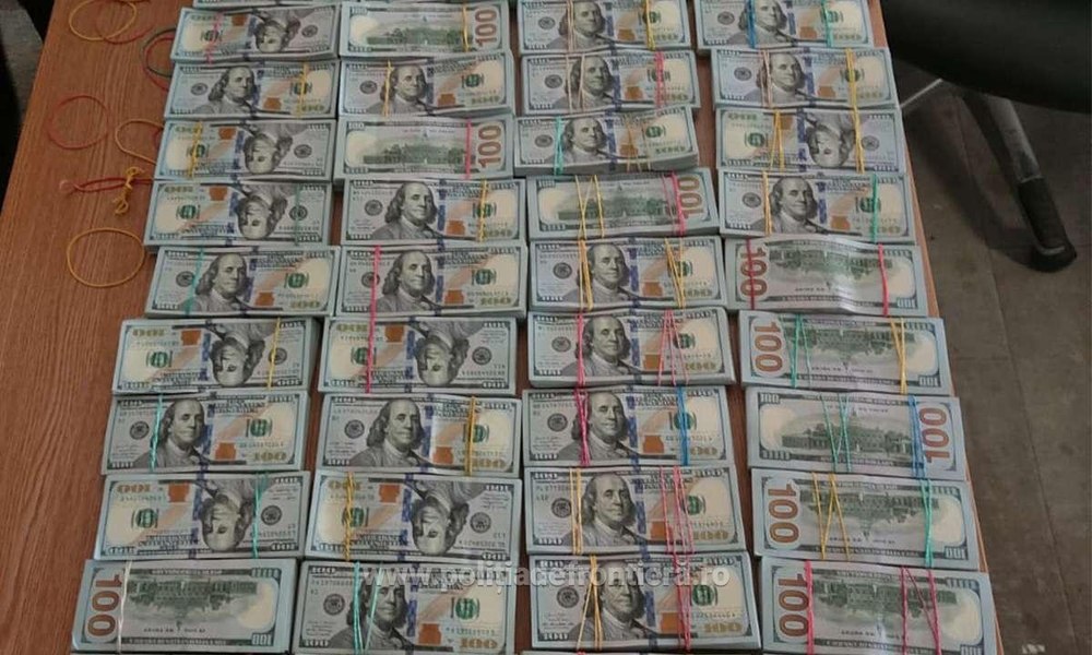 Caz incredibil la frontieră. O familie de ucraineni încerca să treacă granița cu 1,4 milioane de dolari lipiți pe corp