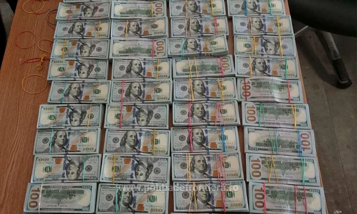 VIDEO Caz incredibil la frontieră. O familie de ucraineni încerca să treacă granița cu 1,4 milioane de dolari lipiți pe corp