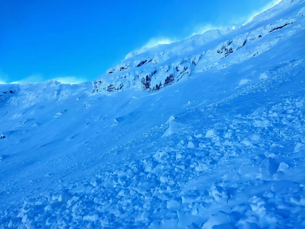 Avalanșă uriașă la Bâlea Lac. Salvamont avertizează asupra unui pericol major în Munții Făgăraș