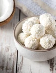Bomboane de ciocolata alba cu fulgi de nuca de cocos Sursa foto shutterstock 1956477610 jpg