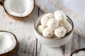 Bomboane de ciocolata alba cu fulgi de nuca de cocos  Sursa foto shutterstock 1956477610 jpg