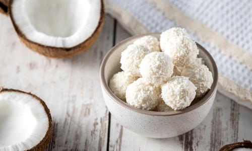 Bomboane de ciocolata alba cu fulgi de nuca de cocos  Sursa foto shutterstock 1956477610 jpg