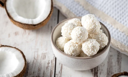 Bomboane de ciocolata alba cu fulgi de nuca de cocos  Sursa foto shutterstock 1956477610 jpg