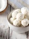 Bomboane de ciocolata alba cu fulgi de nuca de cocos  Sursa foto shutterstock 1956477610 jpg