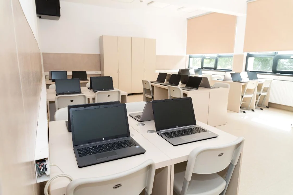 Elevii de la Școala ”Sf. Treime” au pe pupitre laptop-uri, pentru ca orele să decurgă cât mai modern