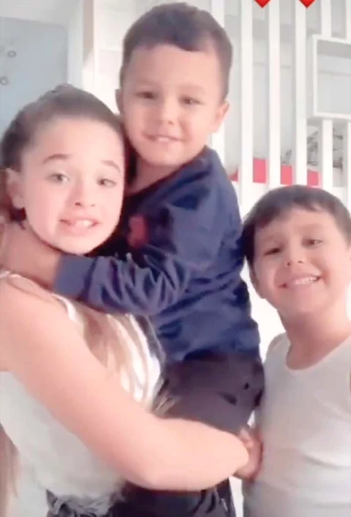 După șapte ani în Italia, Maya se joacă și se distrează cu frații ei în casa din Pipera a artistei