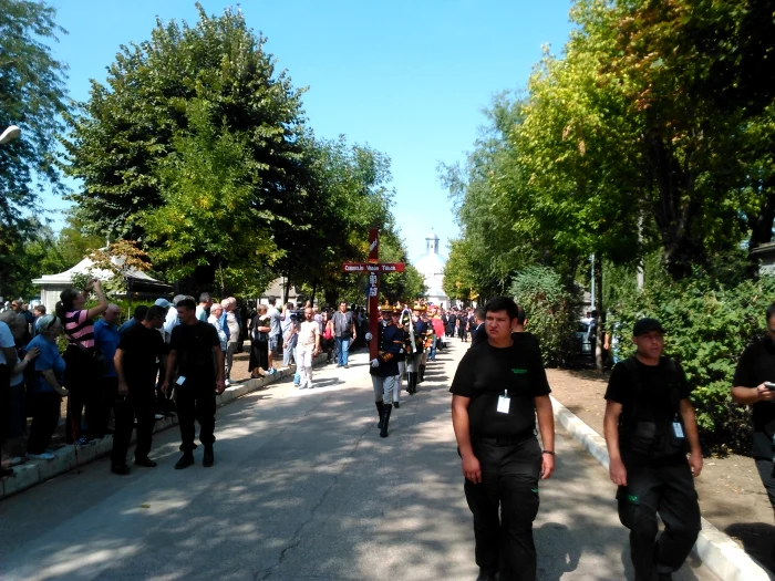 Mii de oameni au venit la înmormâtarea lui Vadim Tudor