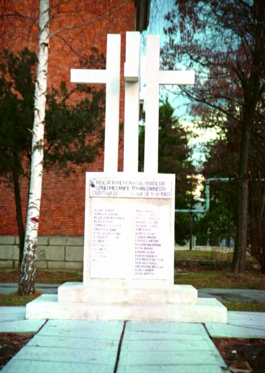 Monumentul ridicat în amintirea celor care au murit în explozia din 1983 FOTO amro.ro