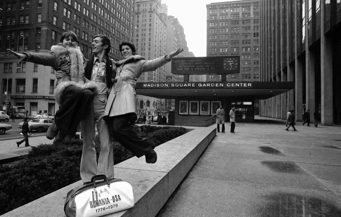 Dan Grecu o ține în brațe pe Nadia Comăneci (stânga) în 1976, la New York (FOTO: Profimedia)
