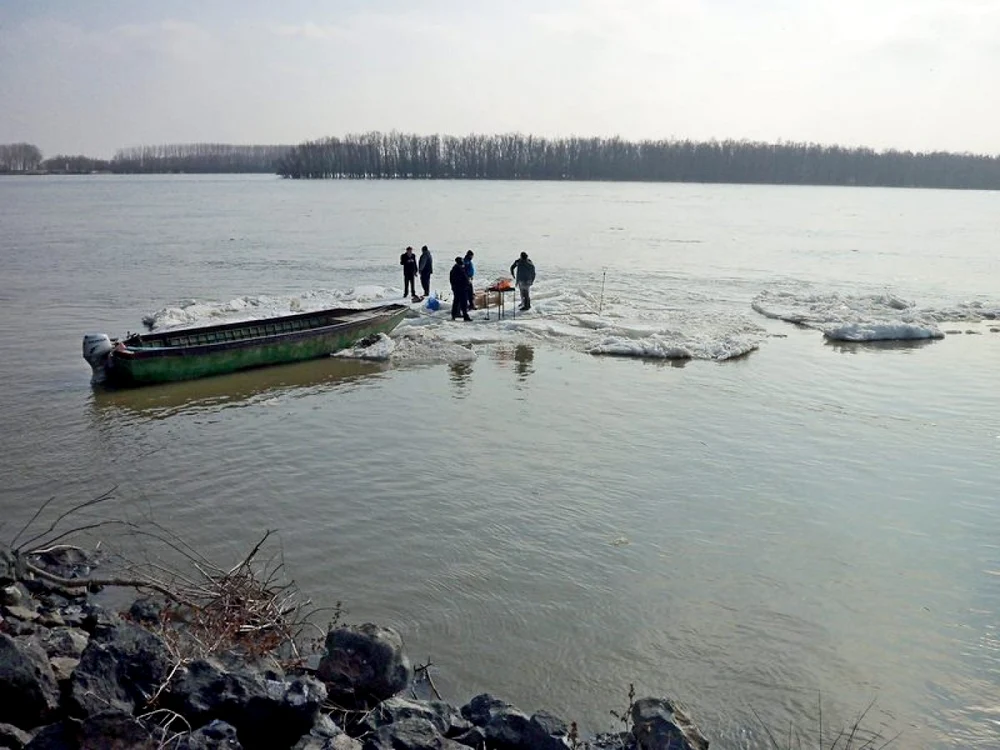 Tinerii au marcat într-un mod inedit sfărşitul iernii şi topirea gheţurilor