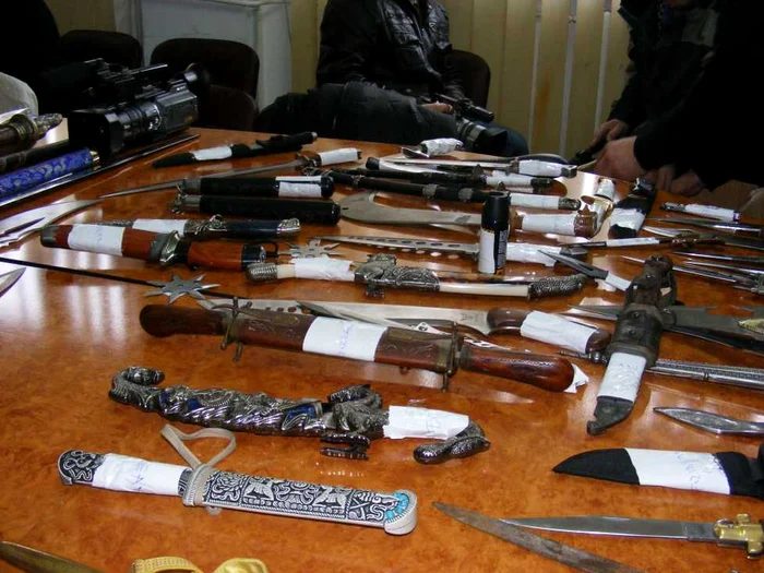 Arsenalul de arme descoperit acasă la interlopi