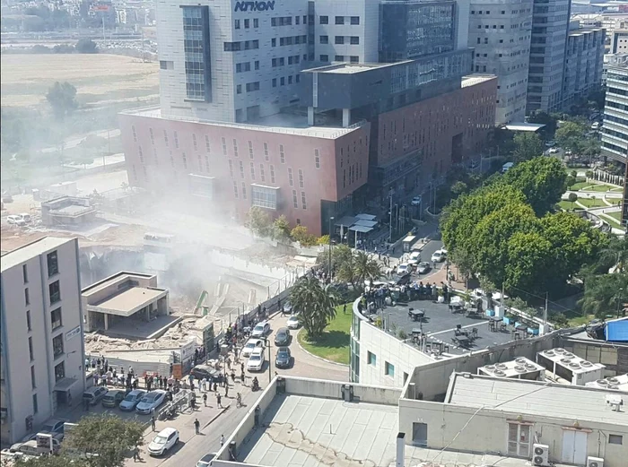 
    O macara s-a prăbuşit peste o clădire aflată în contrucţieFoto: Twitter  