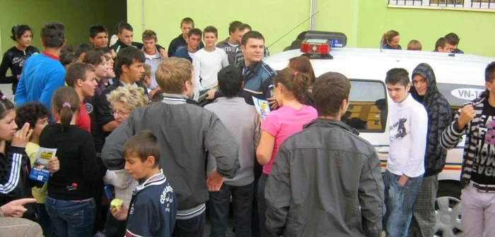 Copii au văzut cu această ocazie tehnica poliţiei rutiere