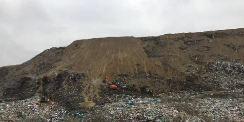 Incendiul a fost stins după o operaţiune care a durat mai bine de două zile