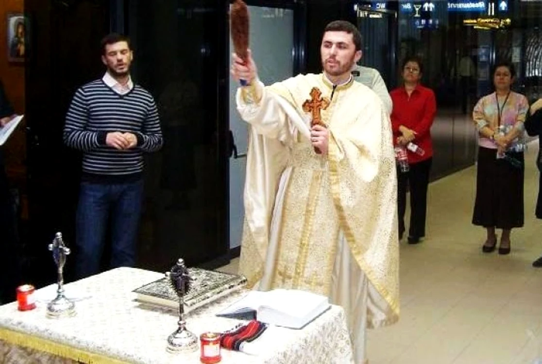 
    Preotul Robertino Oprea, straie de preot, maşini de fotbalistFoto: jurnalul.ro  