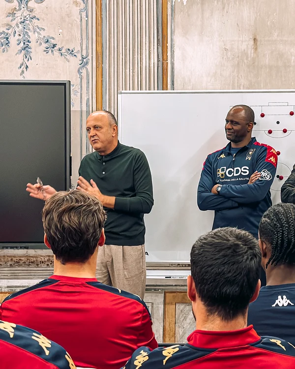 Dan Șucu, în sala de conferințe, cu tabla de joc în spate  FOTO Facebook Genoa CFC